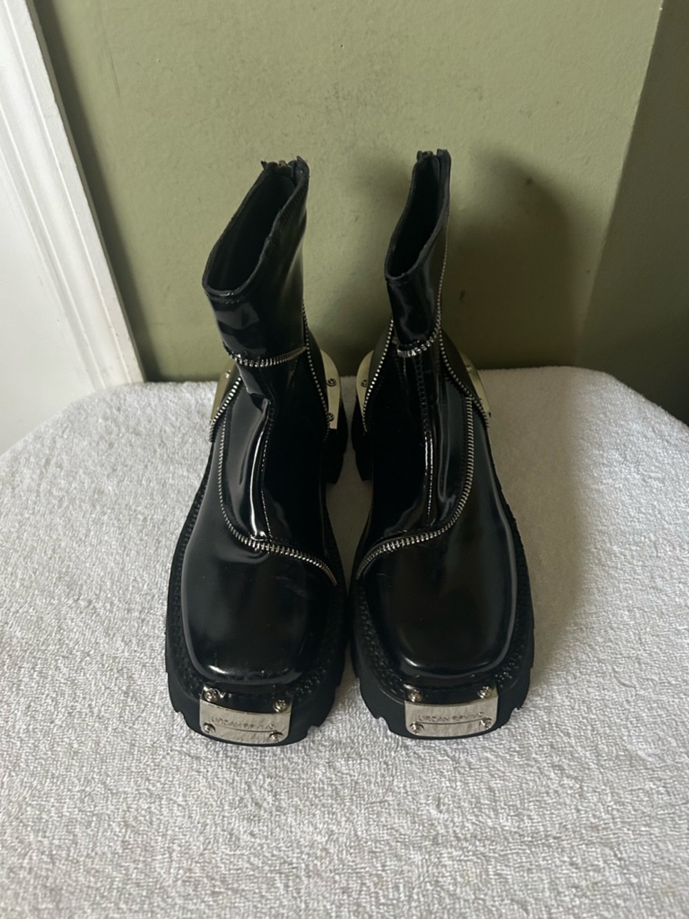 NWOB Urdan Rfvivo Patent Black Ankle Boots with Front Zips and Metal Toe Plates